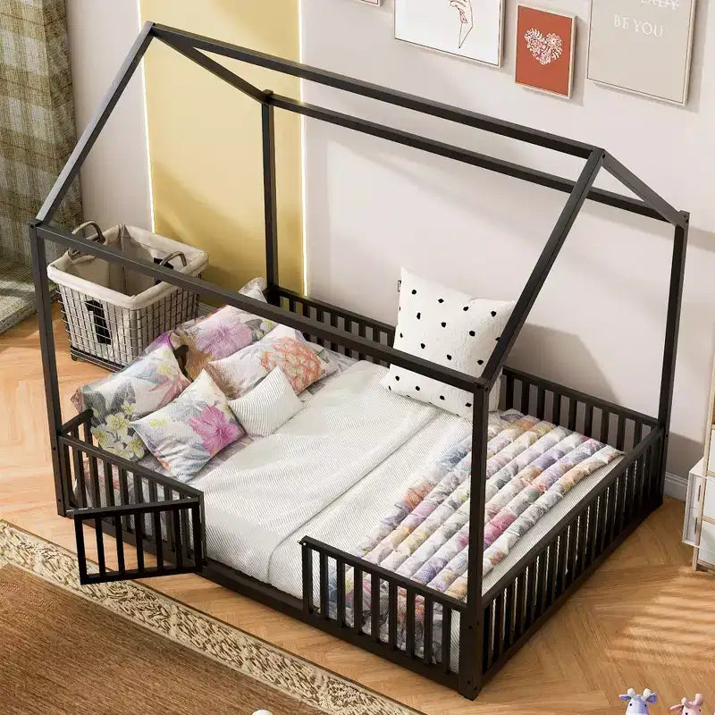 Lit cabane en métal au design élégant avec clôture et porte