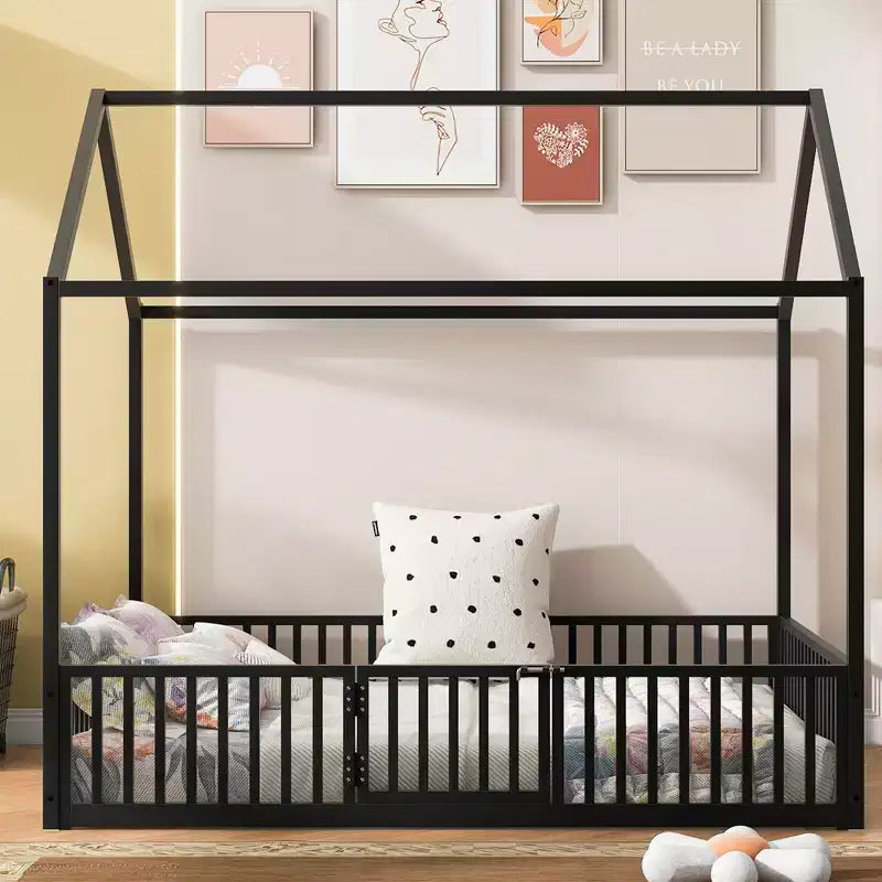 Lit cabane en métal au design élégant avec clôture et porte