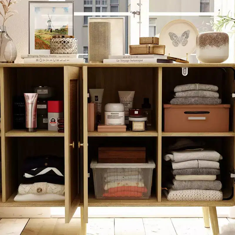 Armoire de rangement d'inspiration bohème avec portes en rotin tissé et poignées dorées - Polyvalente pour chambre, bureau, restaurant et salon