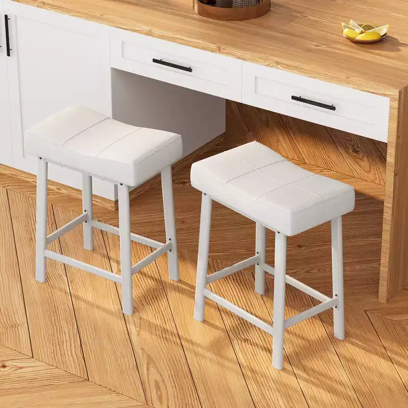 Lot de 2 tabourets de bar en cuir PU | Tabourets de comptoir de 61 cm avec sièges épais en forme de selle et cadre en métal robuste pour îlot de cuisine, bar de petit-déjeuner