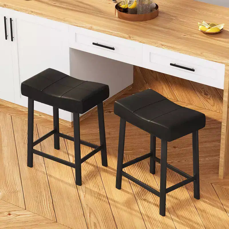 Lot de 2 tabourets de bar en cuir PU | Tabourets de comptoir de 61 cm avec sièges épais en forme de selle et cadre en métal robuste pour îlot de cuisine, bar de petit-déjeuner